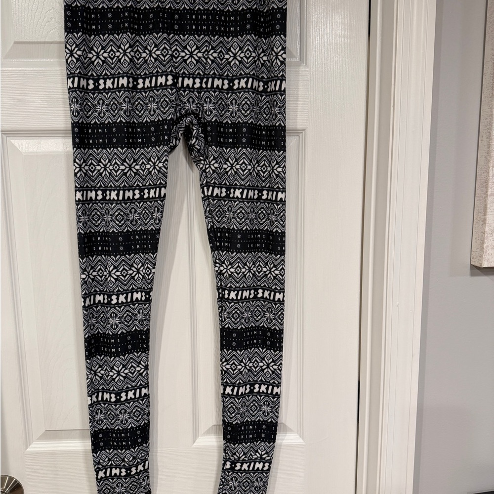 SKIMS Plush Hensley Pajama set black and white color. Top is XL NwT  bottom is L - Picture 9 of 14